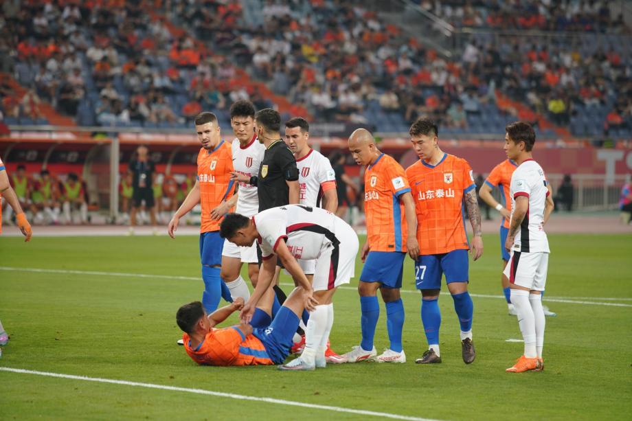 [图]蓉城3-1泰山进8强 罗慕洛定位球双响黄政宇送点中超最新积分榜