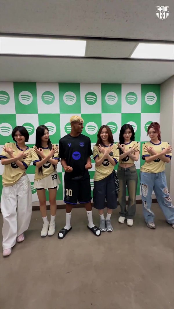 还原度如何？巴萨球员与韩国女团互动，互相模仿对方经典pose