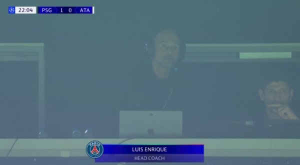 👀又来？恩里克在看台头戴耳机指挥巴黎，此前法甲就有类似情况