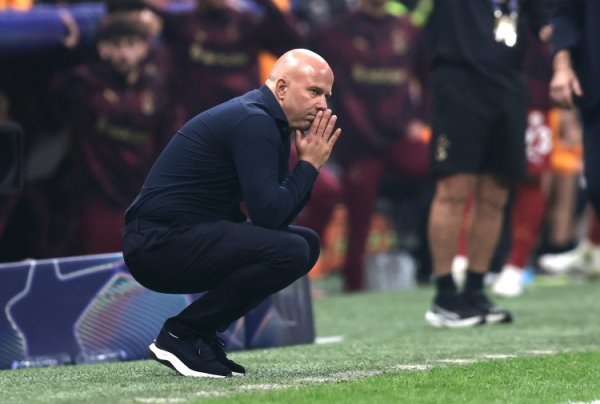 卫冕冠军利物浦单赛季两次被补时绝杀，04-05赛季阿森纳后首