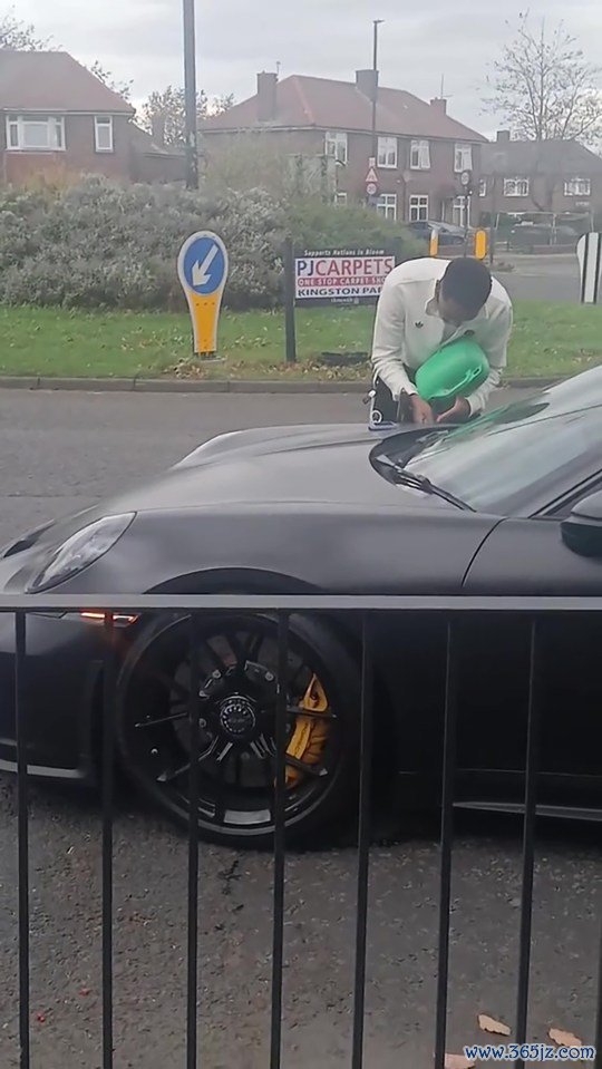 人在囧途😂威洛克20万的保时捷没油抛锚，离纽卡停车场仅几百米