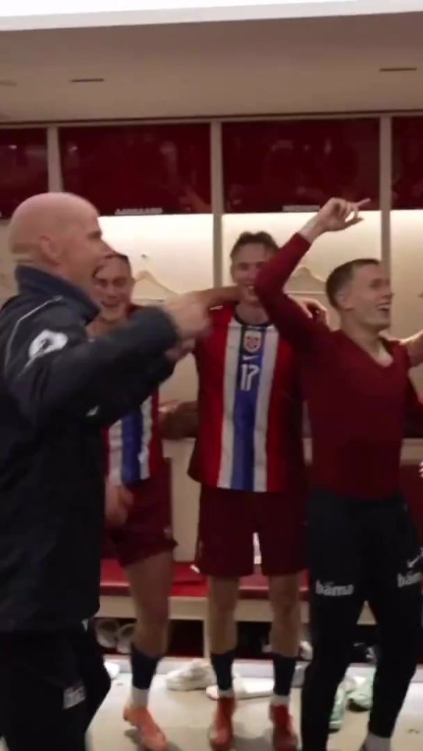 距世界杯一步之遥！挪威全队赛后狂欢，厄德高因伤只能坐着庆祝