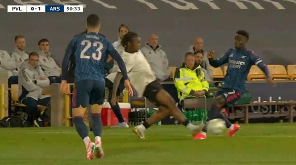 还好无大碍！萨卡被对方球员蹬踏，痛苦倒地