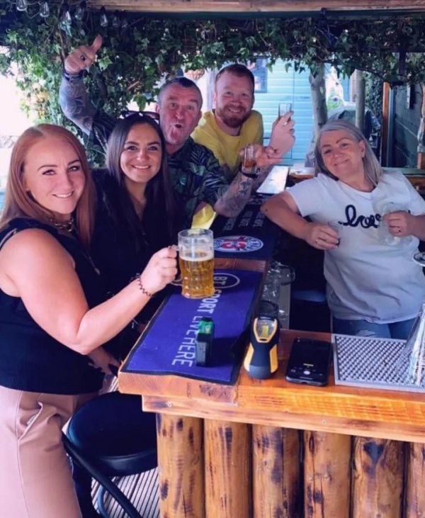 R.I.P. 曼联看台管理员史蒂文-布林德利因脑瘤去世，享年