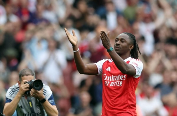 莱斯-费迪南德：踢中场球员限制了埃泽的攻击  ，我觉得他是1