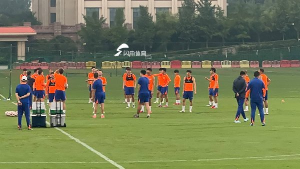 京鲁大战一触即发 山东泰山队赛前练习  共24人参加