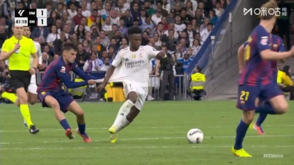 拼命拽！维尼修斯中路突破，佩德里连拉带拽吃到黄牌