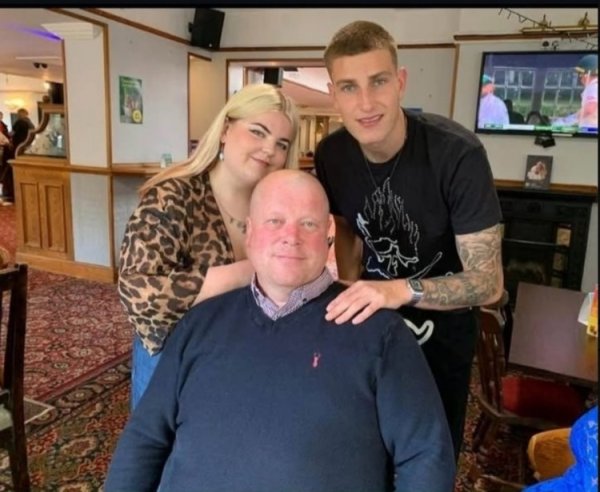 记者：曼联中卫本内特的父亲自杀，俱乐部为球员提供关怀+丧假