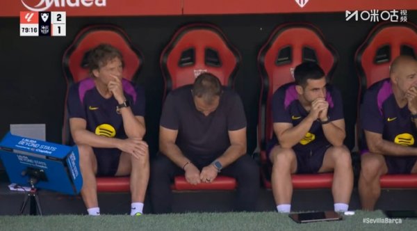 你也不敢看啊！莱万罚点前，弗里克低头不敢看，随后莱万离谱打偏