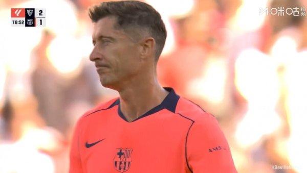 遗憾啊！慢镜头看莱万十二码球直接踢偏，随后他的表情非常无奈