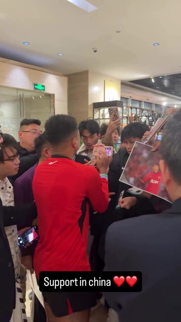 大明星林皇！林加德被中国球迷围着签名，踢个亚冠客场应战   