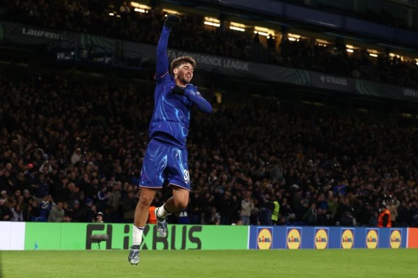 吉乌是第四位在欧冠为两支球队破门的U19球员，此前曾为巴萨得